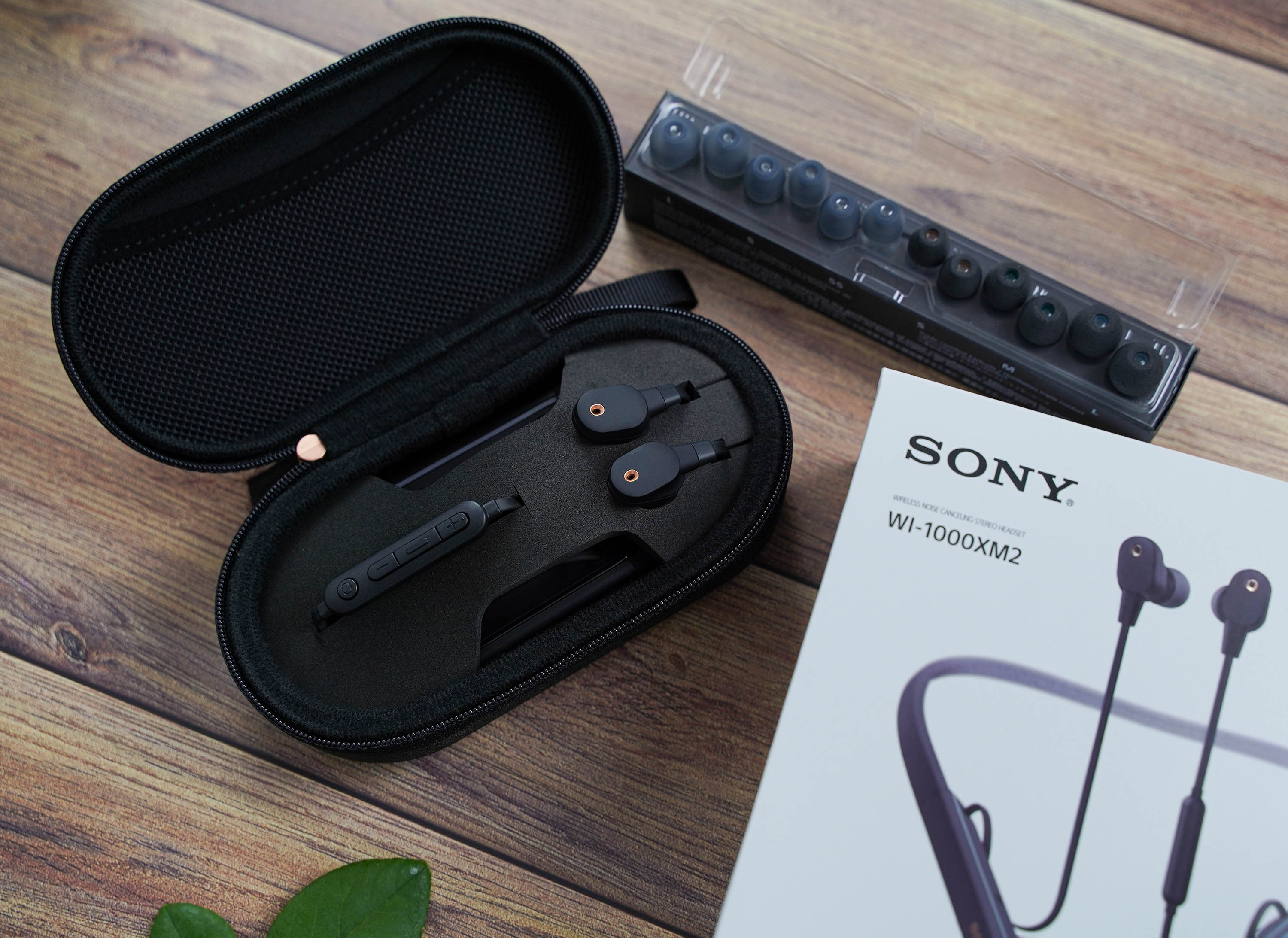 Mở hộp tai nghe neckband Sony WI-1000XM2 hỗ trợ chống ồn chủ động giá 7